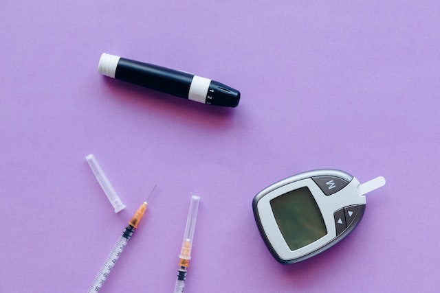 Photo by Nataliya Vaitkevich: https://www.pexels.com/photo/diabetic-kit-and-insulin-over-a-purple-surface-6941102/